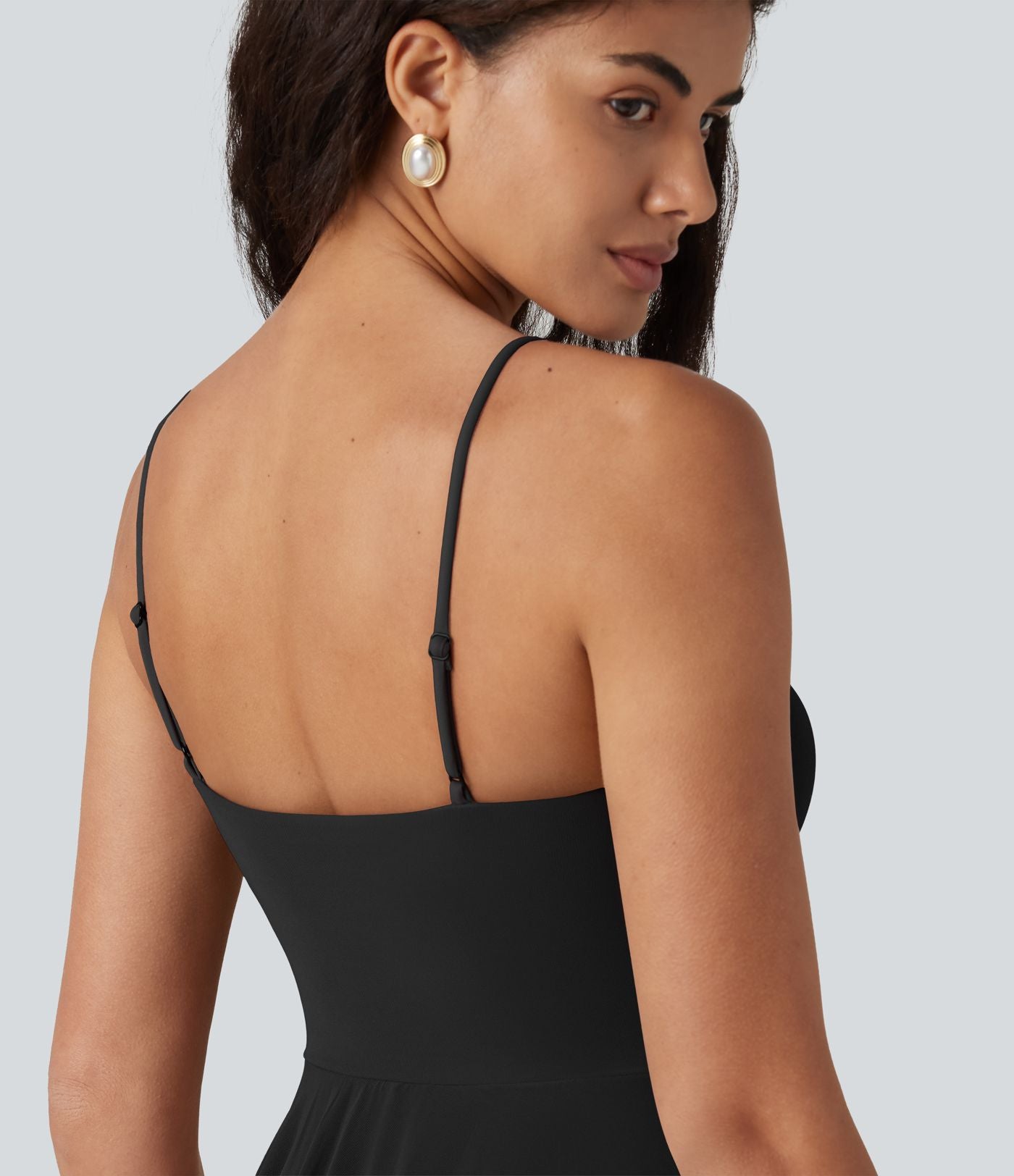 Robe nuisette mini demoiselle d'honneur et invitée de mariage avec brassière intégrée en mesh à col V noué et ourlet à volants