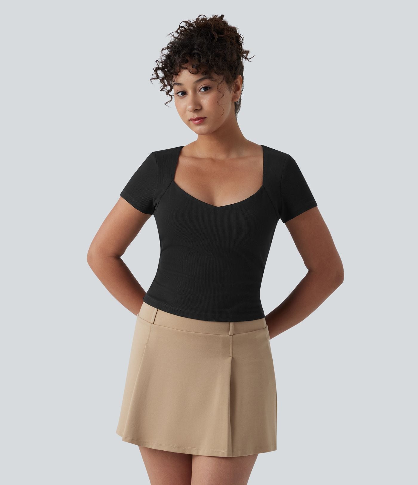T-shirt casual en maille côtelée à manches courtes, col Queen Anne et soutien-gorge intégré