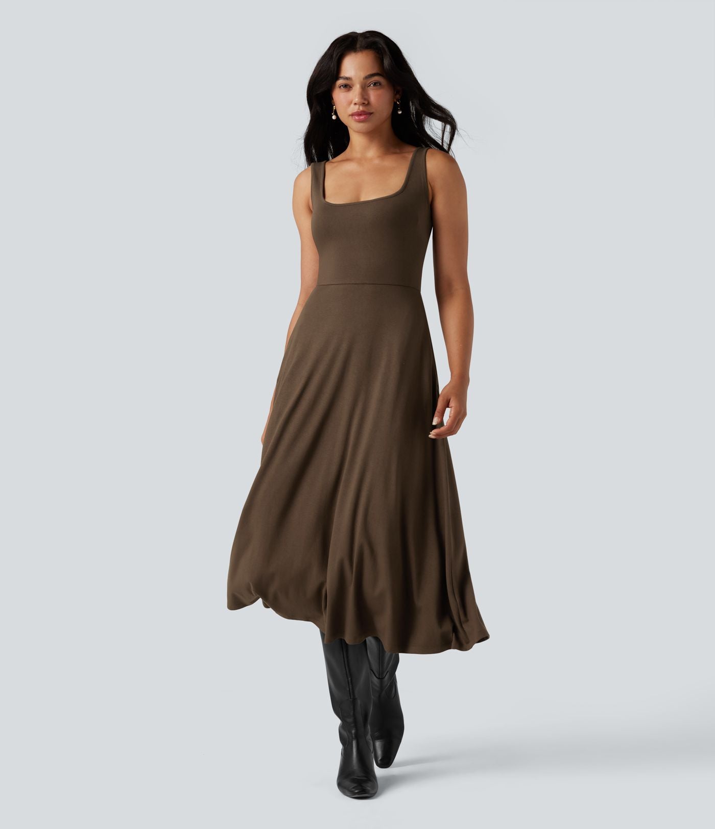 Robe mi-longue fluide col U sans manches avec poches