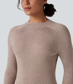 Robe pull mi-longue moulante fendue col montant manches longues