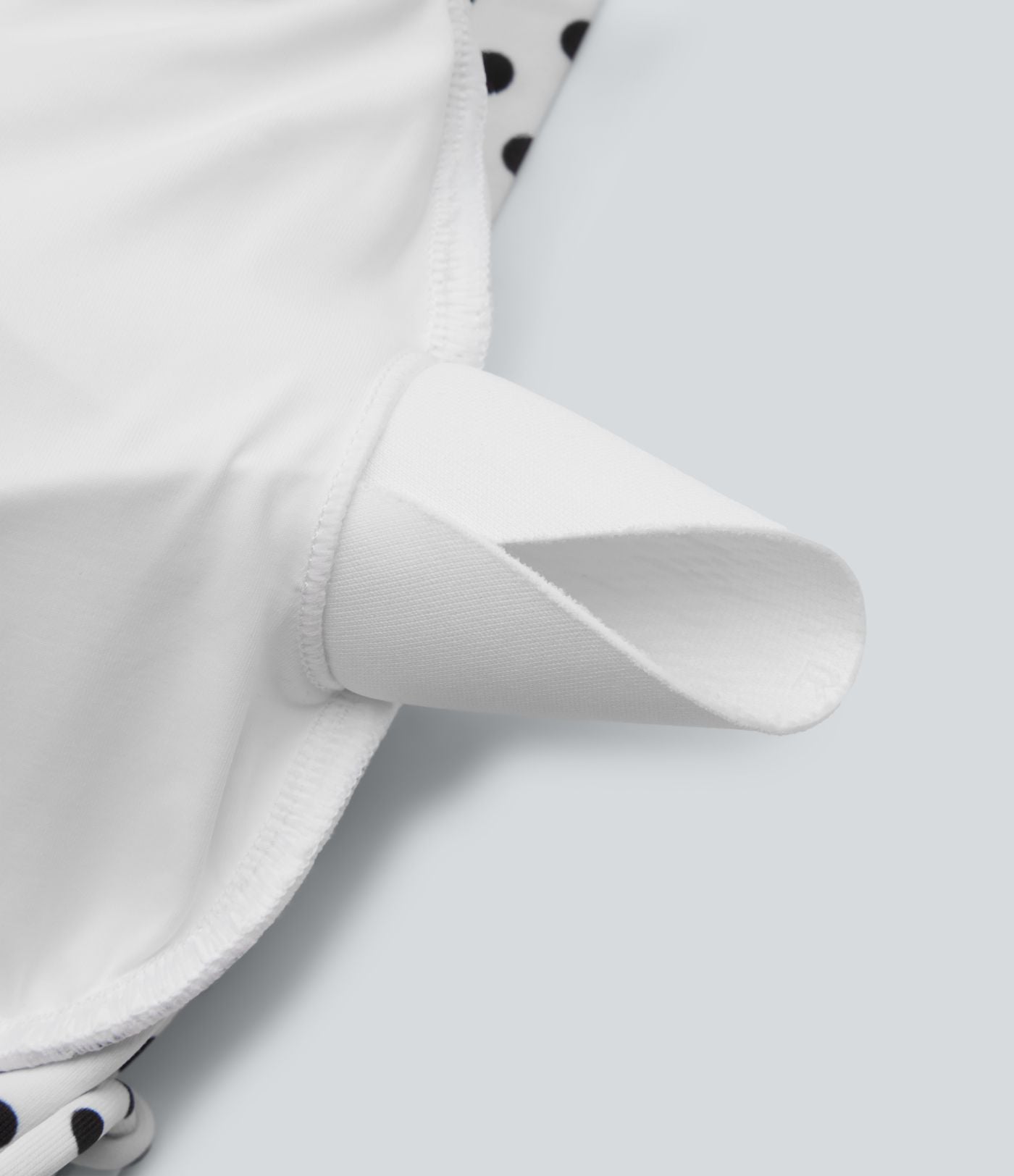 Robe midi fluide à pois à bretelles croisées dos nu col carré sans manches froncée avec soutien-gorge intégré