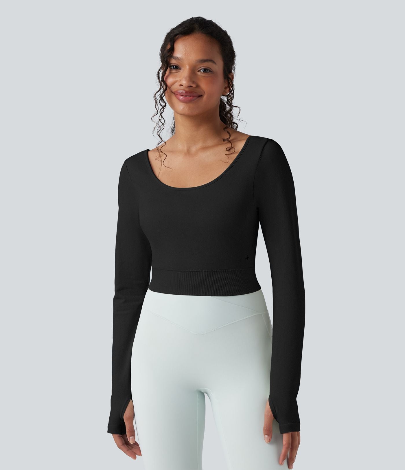 Haut de sport de yoga court Seamless Flow dos nu torsadé encolure dégagée manches longues avec passants pouces