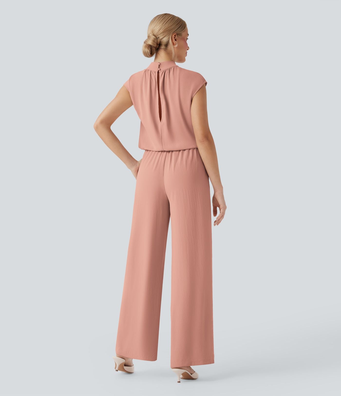 Combinaison pantalon tailleur jambes larges col montant dos goutte d'eau manches courtes avec poches latérales