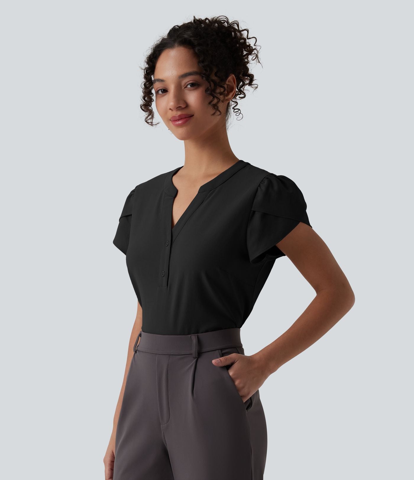 Blouse de travail col V manches pétales courtes