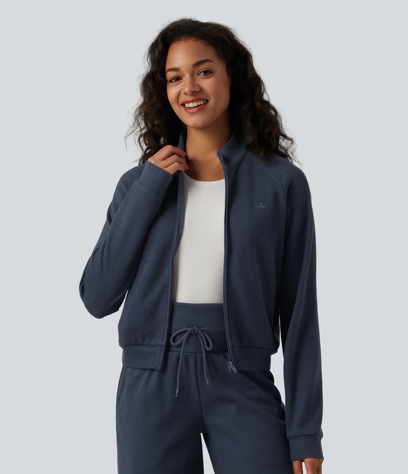 Veste casual côtelée à col montant, manches longues et fermeture zippée avec poches