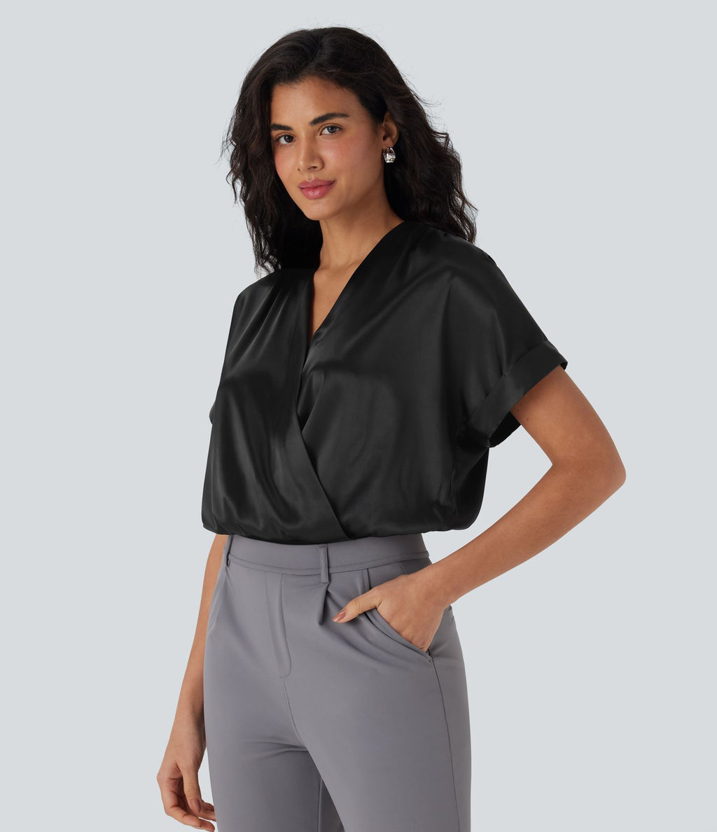 Body tailleur satiné à col V croisé, manches chauve-souris et boutons-pression