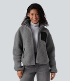 Veste sherpa col roulé manches longues avec poches