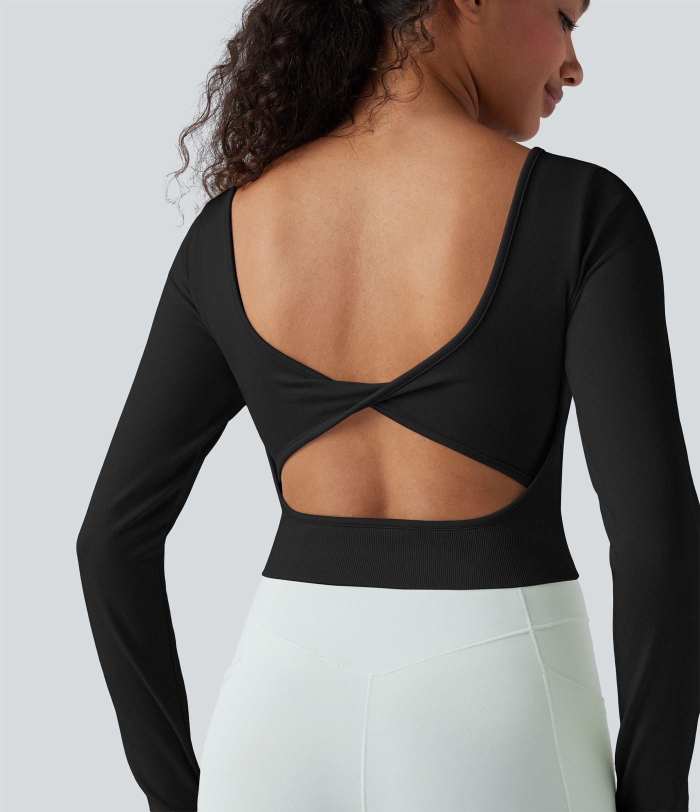 Haut de sport de yoga court Seamless Flow dos nu torsadé encolure dégagée manches longues avec passants pouces