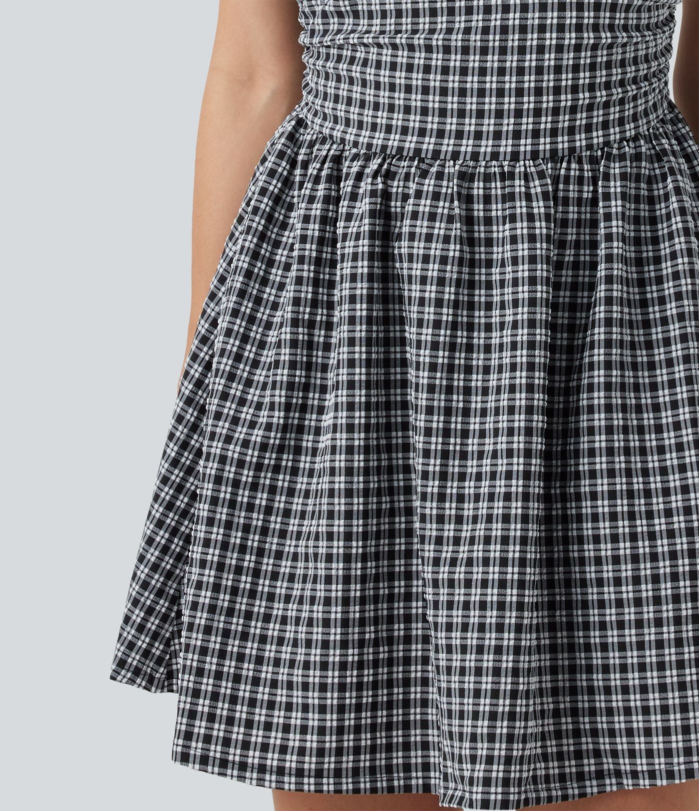 Robe mini trapèze vichy sans manches à col bateau, détails froncés, fermeture invisible et poches