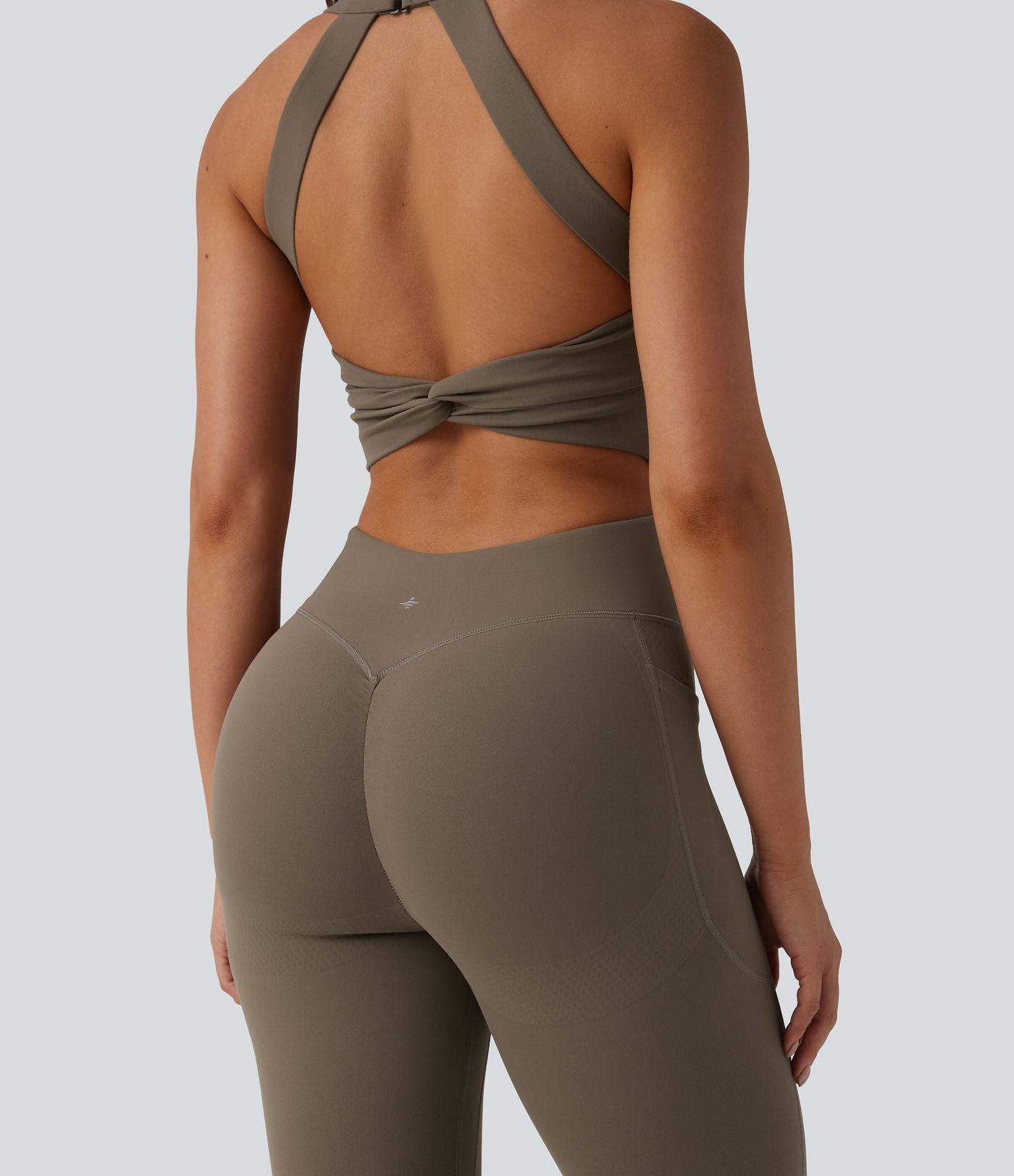 Combinaison de sport Halara UltraSculpt™ dos nu torsadé, effet ventre plat et fessier galbé, coupe bootcut, avec poches — Édition Easy Peasy