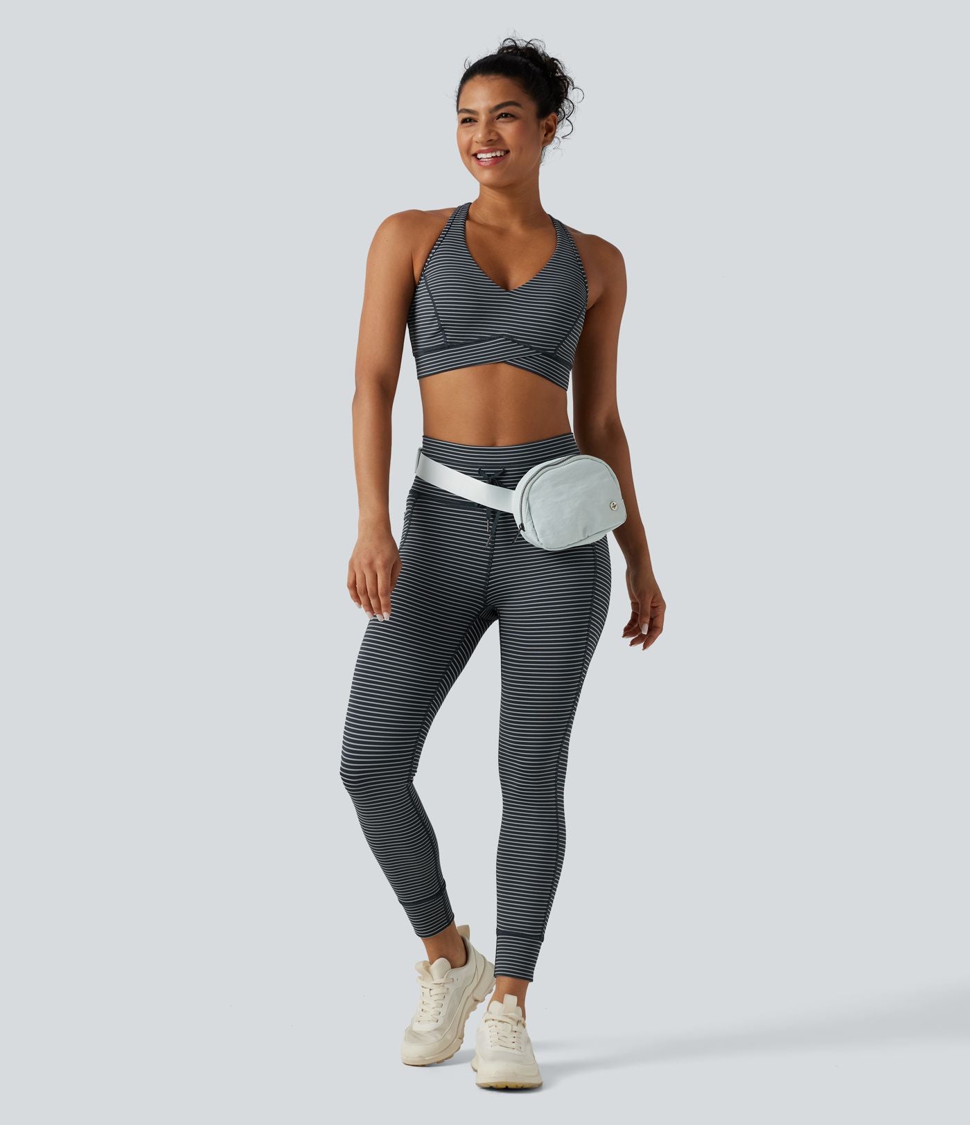 Brassière de sport col V dos nageur maintien moyen à rayures