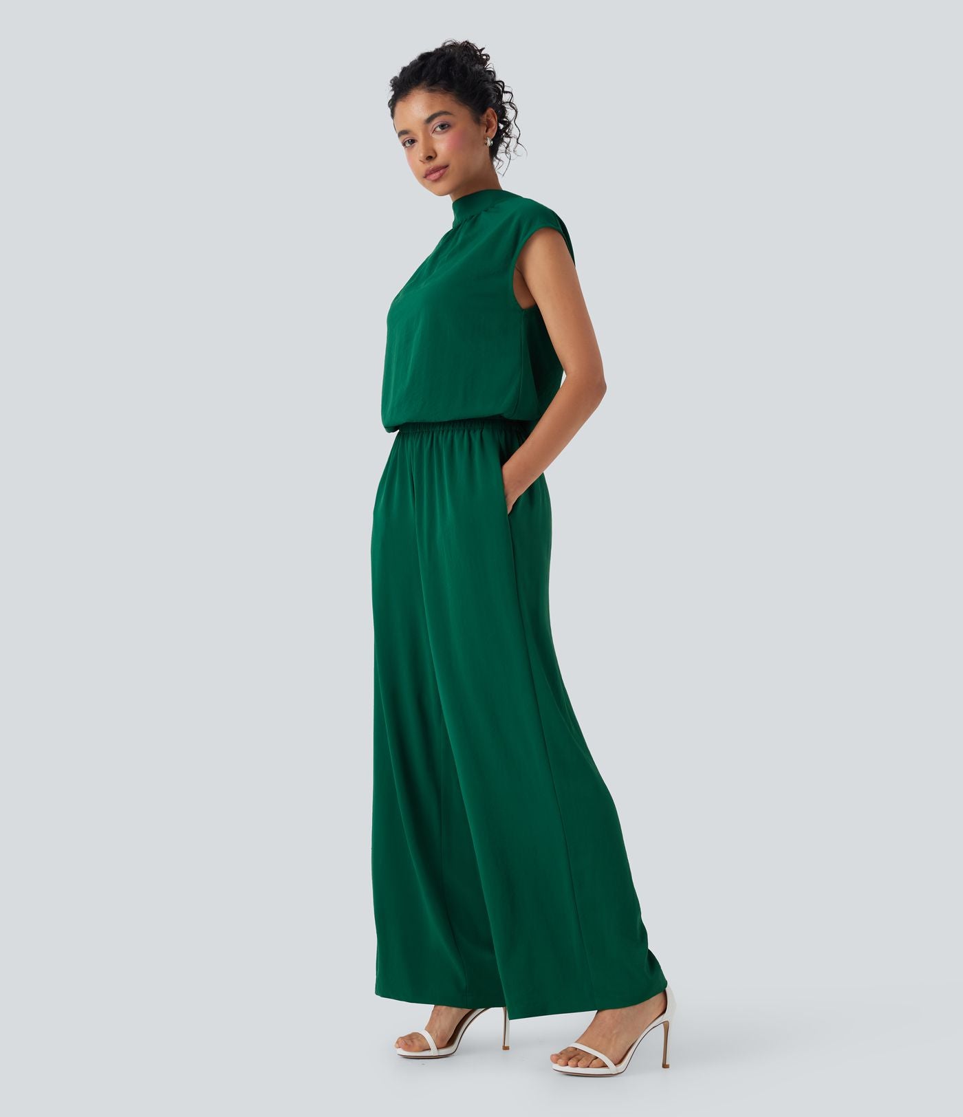 Combinaison pantalon tailleur jambes larges col montant dos goutte d'eau manches courtes avec poches latérales