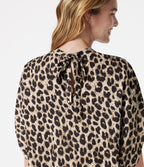 Blouse esprit bureau imprimé léopard à col montant, manches chauve-souris et lien au dos