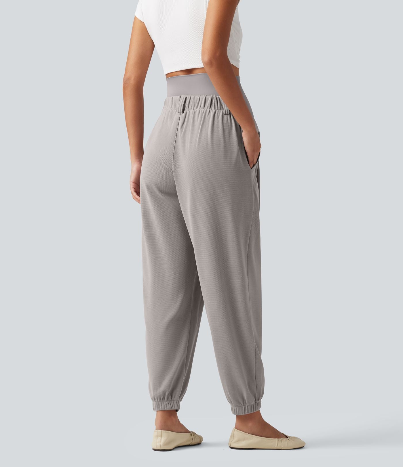Pantalon de grossesse fuselé taille très haute en tissu gaufré avec poches