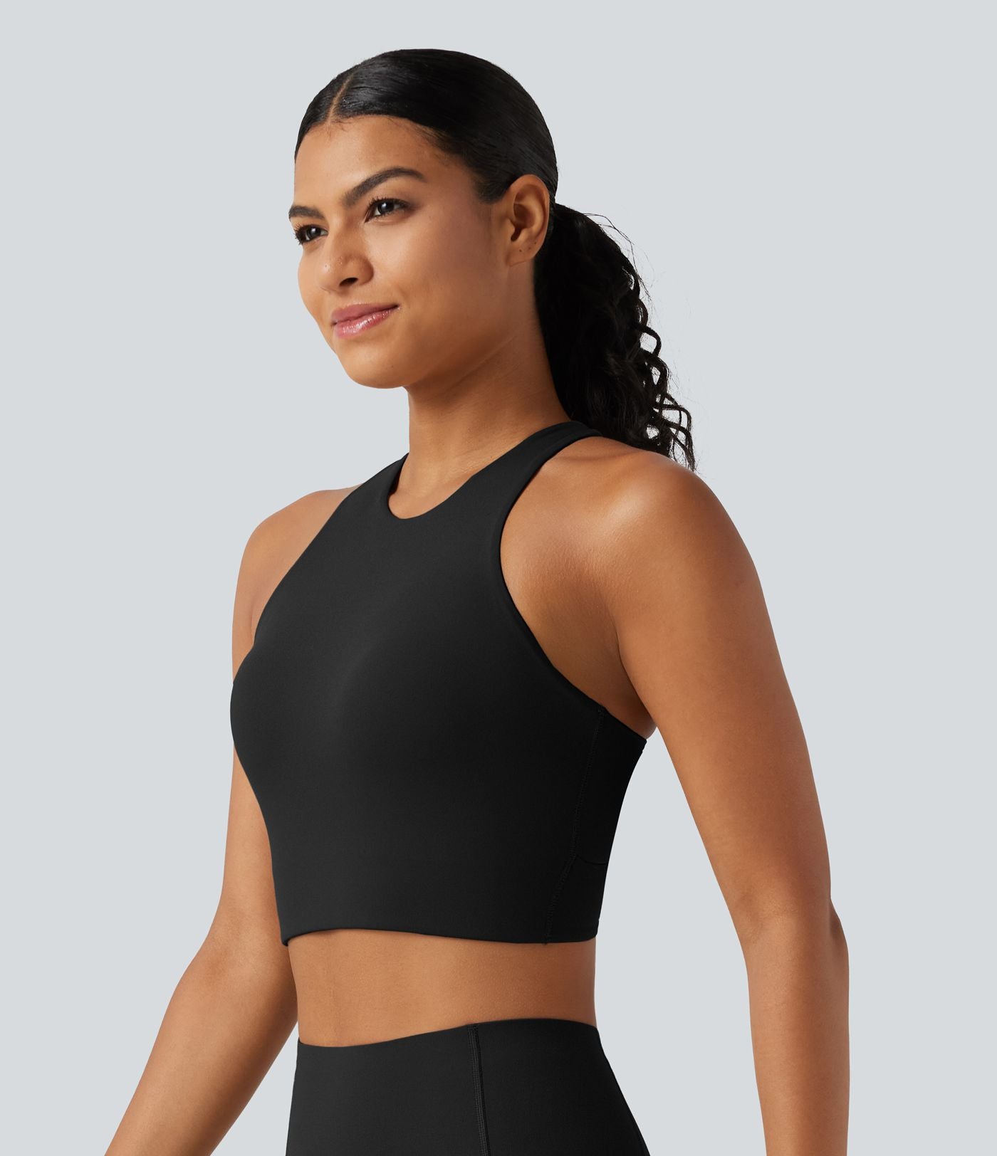 Brassière de running maintien léger frais au toucher à séchage rapide avec encolure arrondie, découpe, coussinets amovibles et protection solaire UPF50+