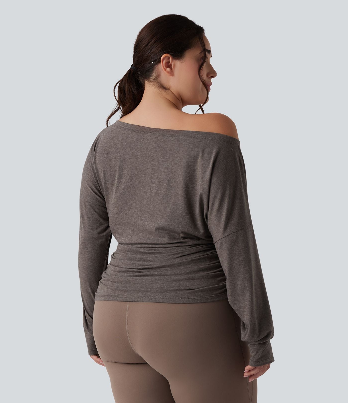 Haut de yoga grande taille asymétrique à manche longue, trou pour le pouce et fronces