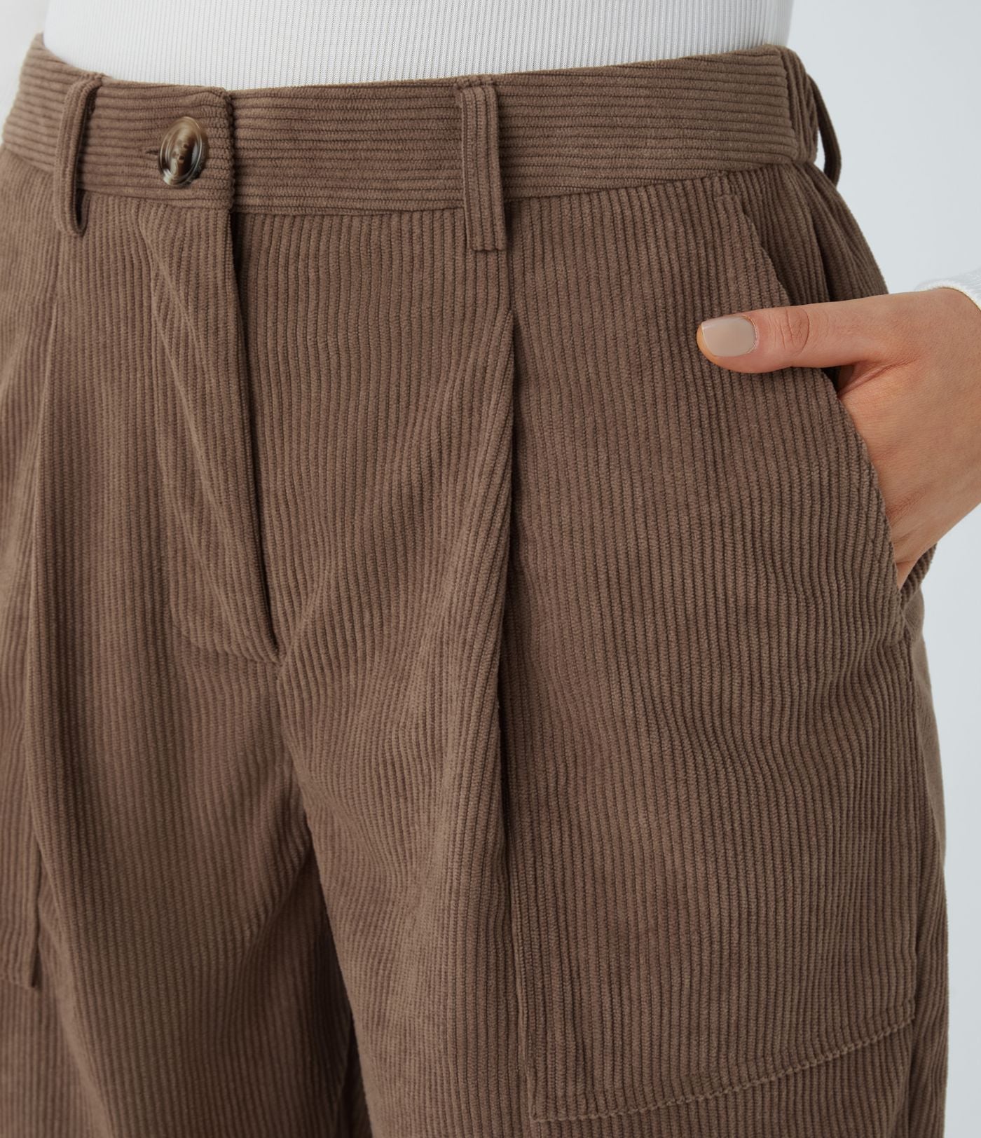 Pantalon décontracté en velours côtelé avec taille mi-haute, boutons et fermeture éclair