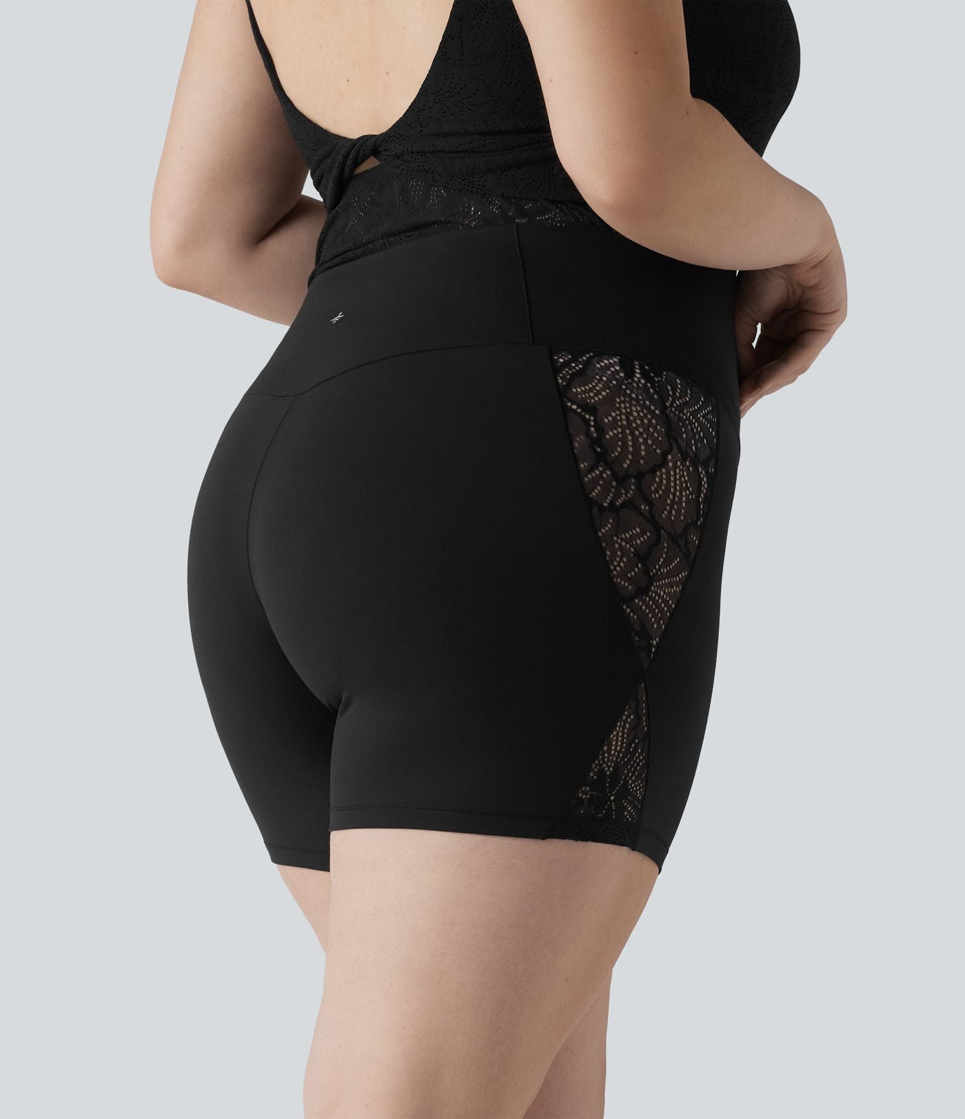 Grande taille SoftlyZero™ Cycliste de yoga taille haute croisée 12,5 cm avec dentelle contrastée, poche et protection UPF 50+