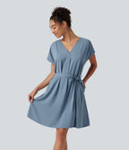 Robe mini esprit bureau défroissage facile, col V, ceinture, manches chauve-souris et poches