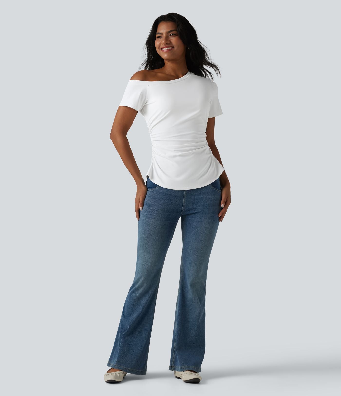 T-shirt SoftlyZero™ Airy asymétrique épaule dénudée froncé avec fente, brassière intégrée et effet frais InstantCool