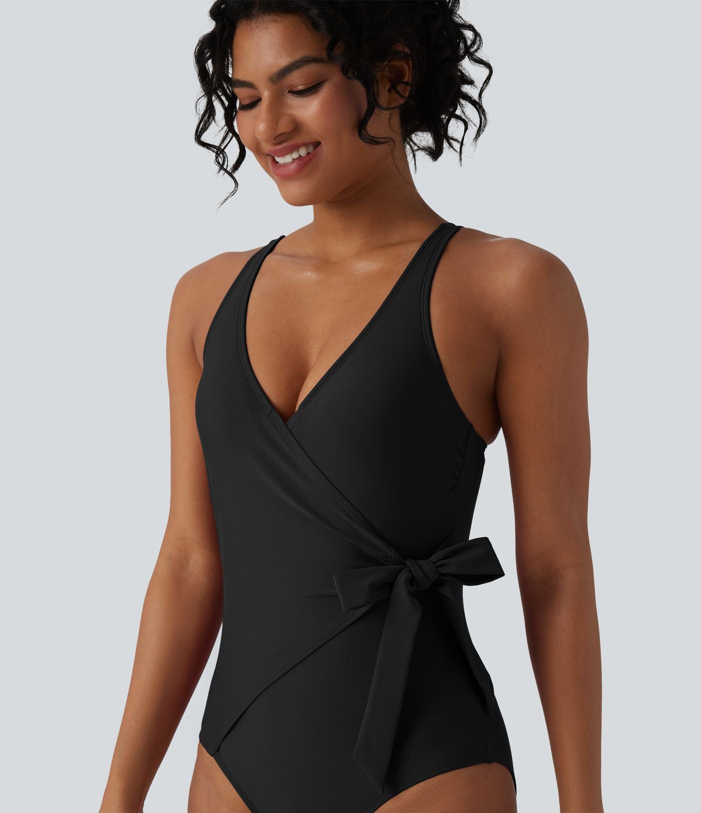 Maillot de bain une pièce gainant col V avec brassière intégrée et liens latéraux