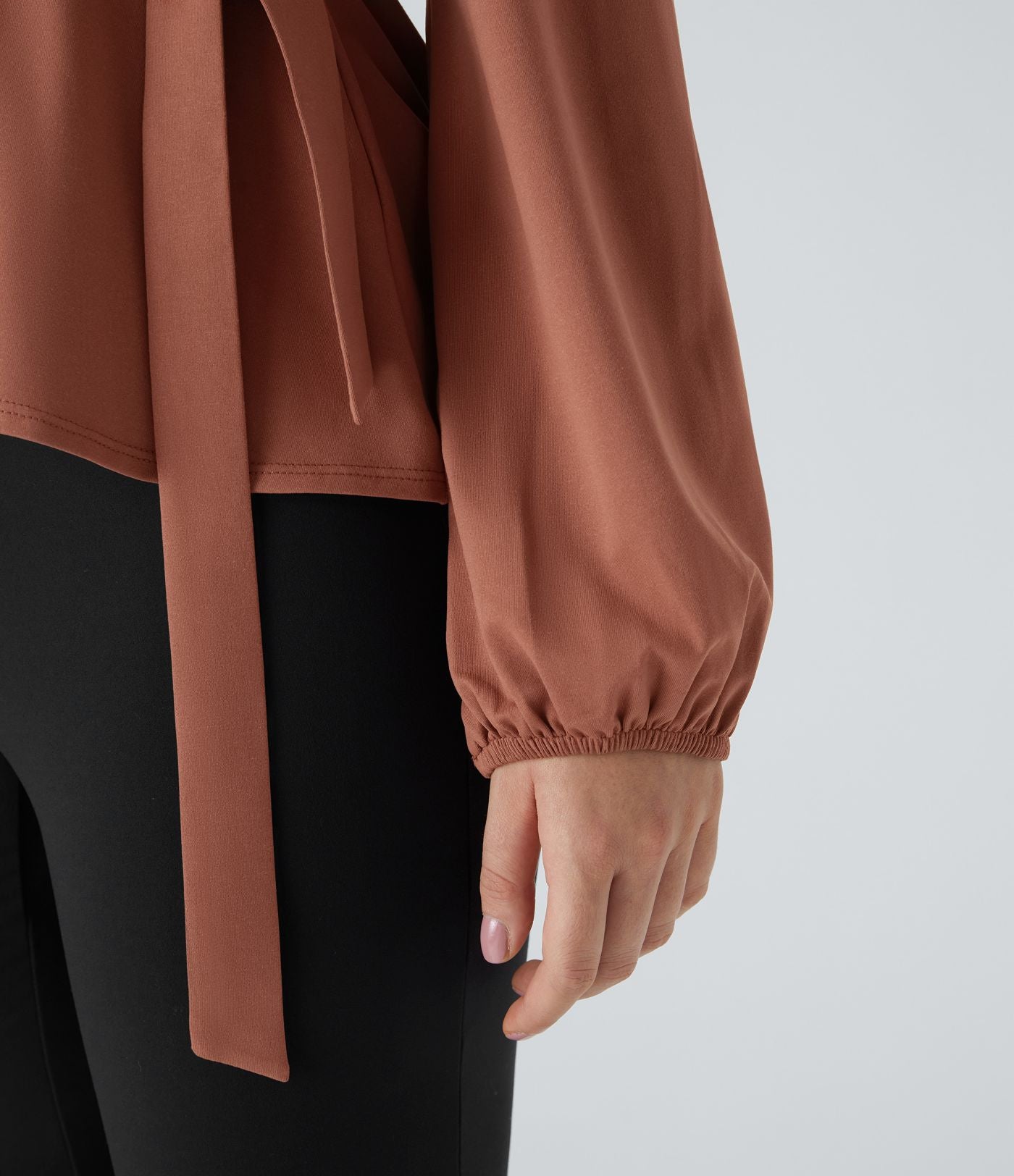 Blouse de travail à col châle, effet cache-cœur, lien sur le côté et ourlet à volants