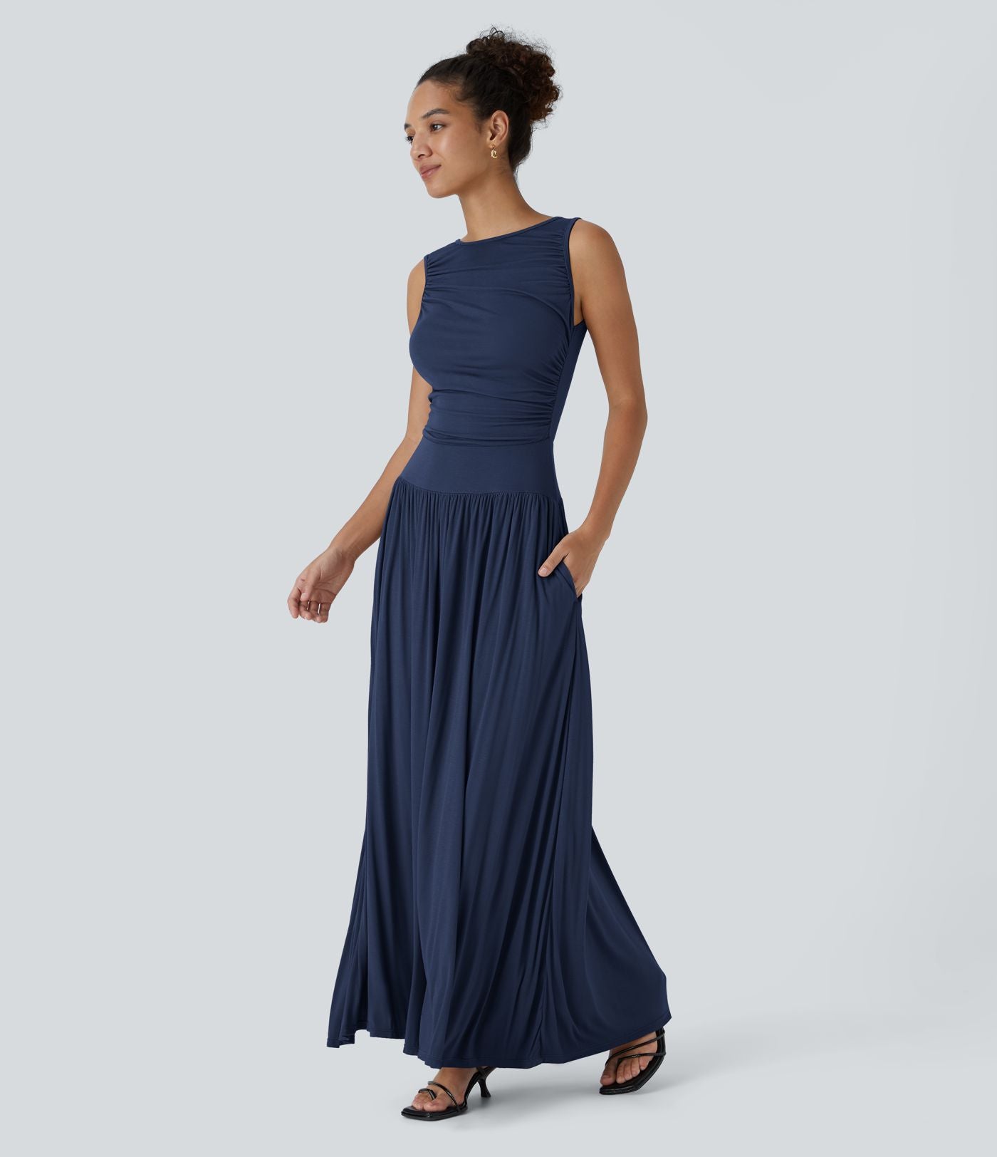 Robe longue à encolure bateau, bretelles asymétriques, côtés froncés et poches