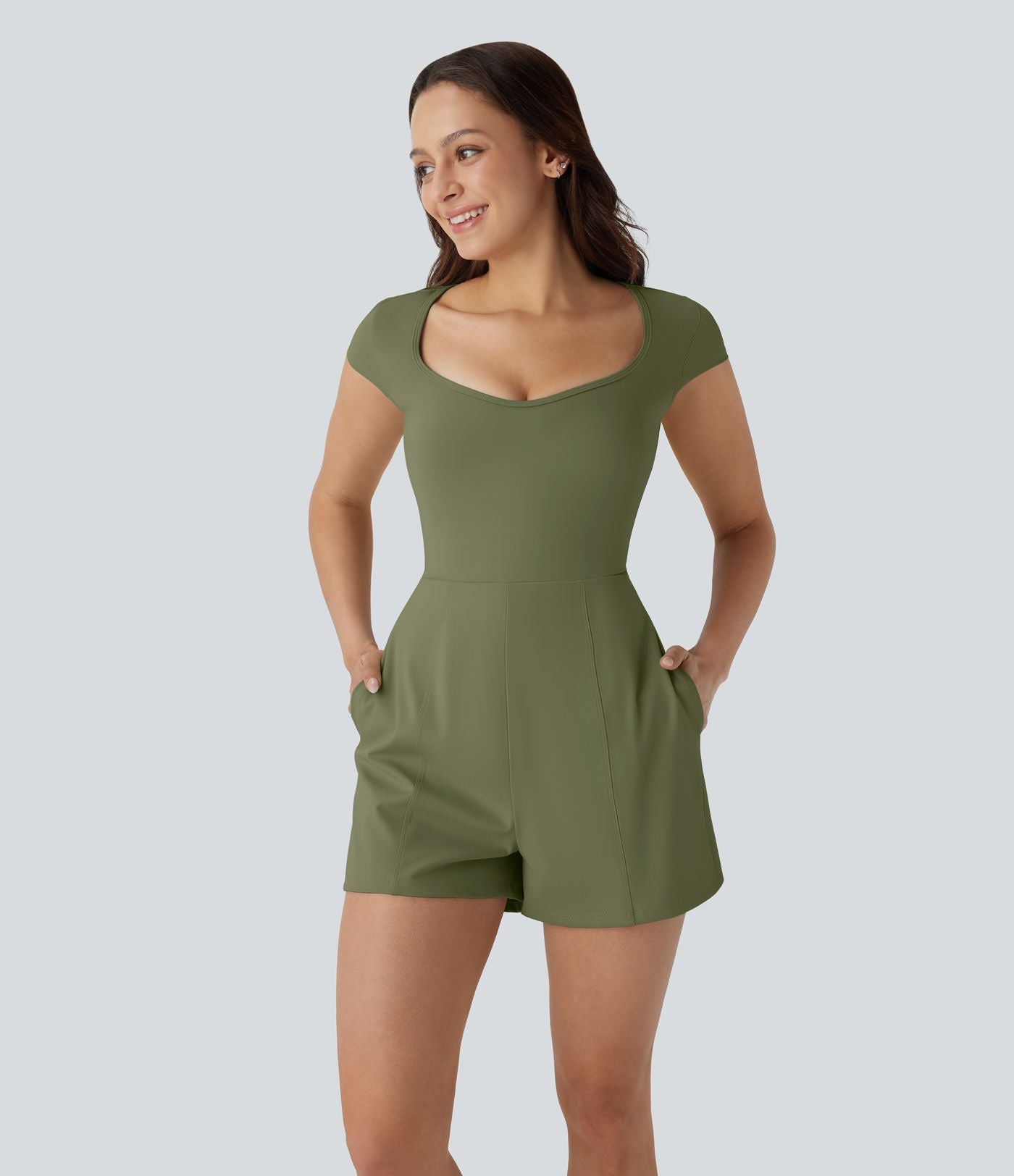 Combinaison de yoga Softlyzero™ Airy avec col U, manches courtes et poches latérales - Édition Easy Peasy