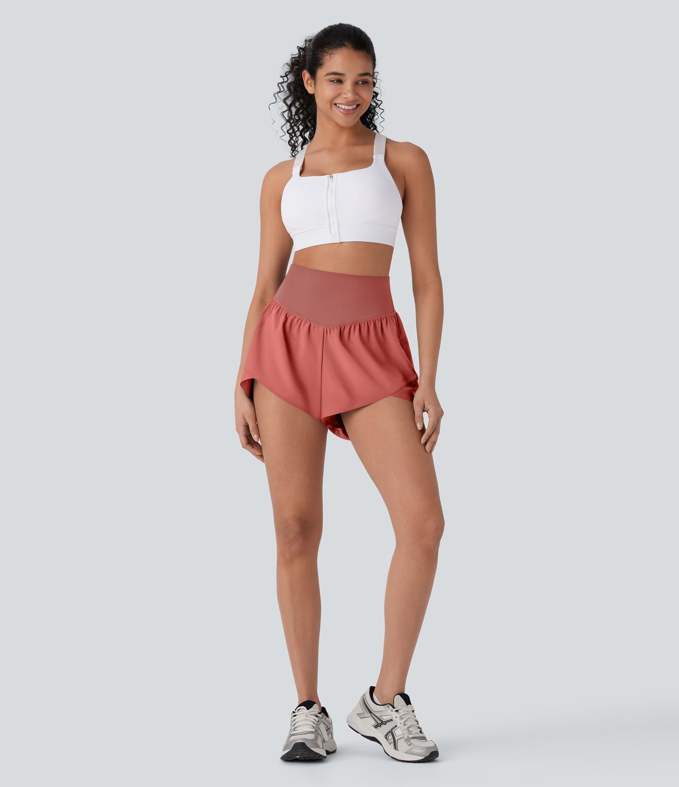 Breezeful™ Short yoga taille haute avec poche arrière ourlet croisé séchage rapide