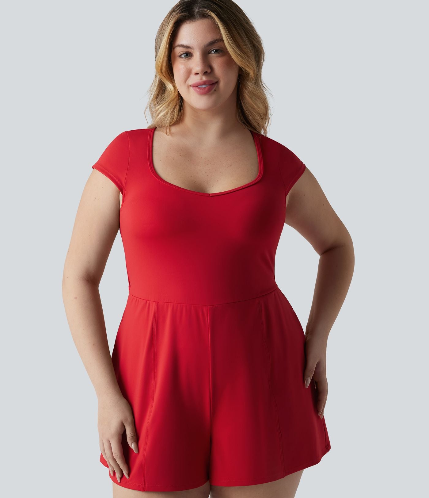 Combishort grande taille SoftlyZero™ Airy de yoga effet frais InstantCool col U à manches courtes couvrantes, avec poches, accès facile Easy Peasy