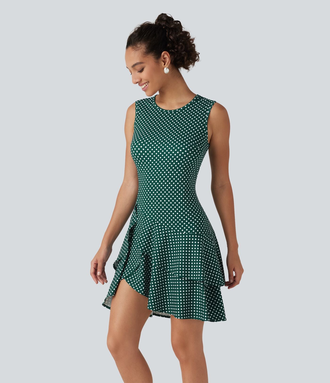 Robe mini casual à pois col rond sans manches ourlet à volants superposés