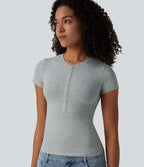 T-shirt Halara décontracté en jersey de coton, col Henley, manches courtes, coupe ultra-ajustée