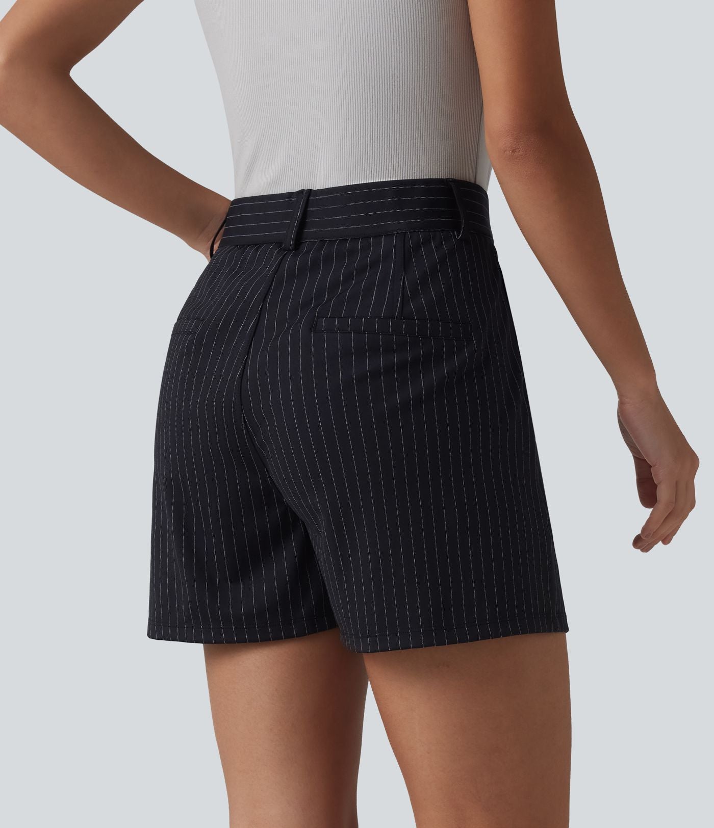 Short tailleur ample à rayures plissées taille haute avec poches