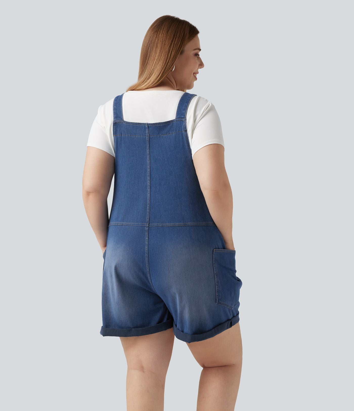 Salopette-short délavée grande taille en Jean Halara Flex™ Denim à col V avec ourlets retroussés et poches