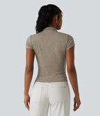 T-shirt casual froncé à col cheminée et manches courtes