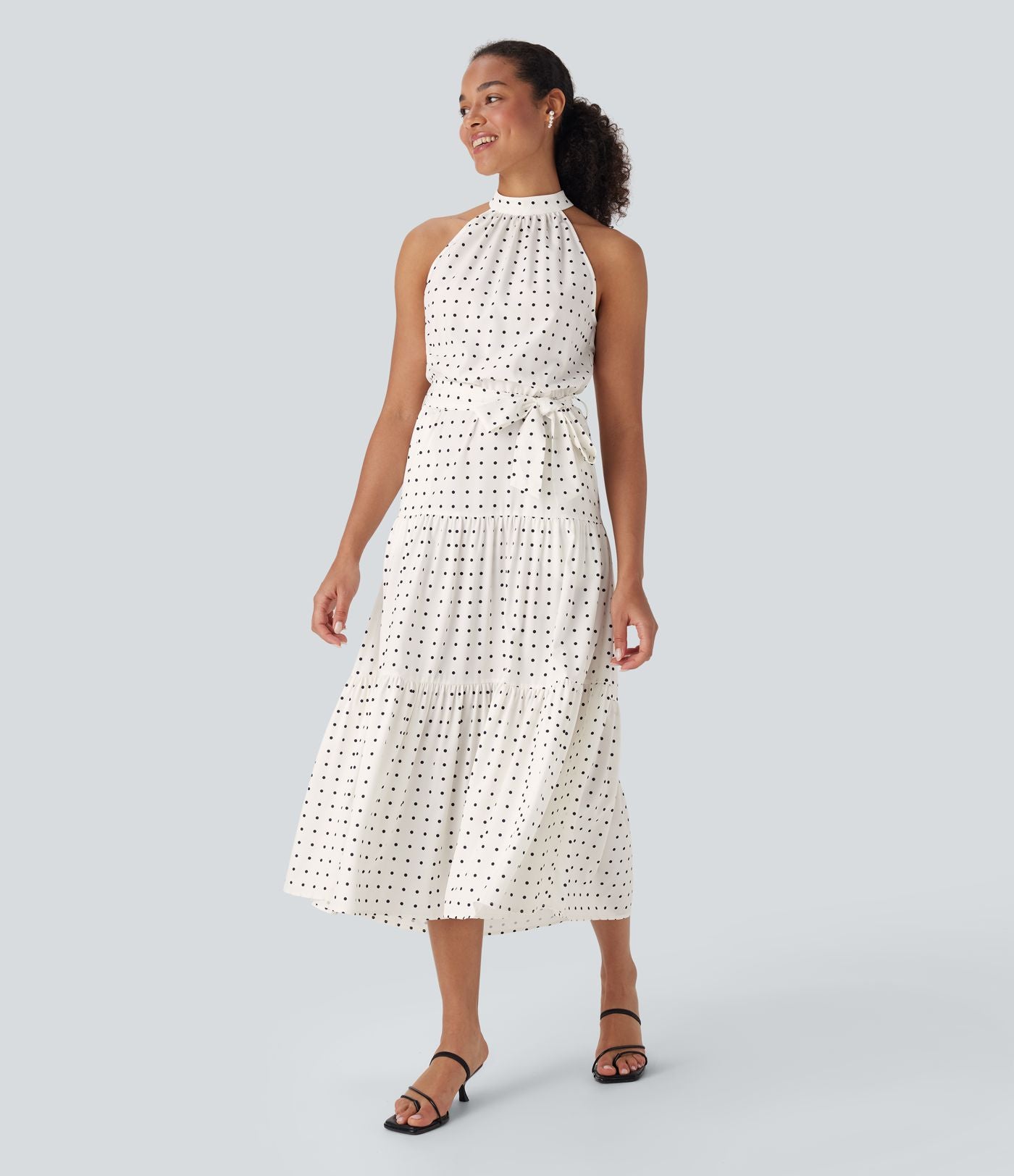 Robe mi-longue fluide de vacances à pois avec col licou, découpe dos, ceinture et poches latérales