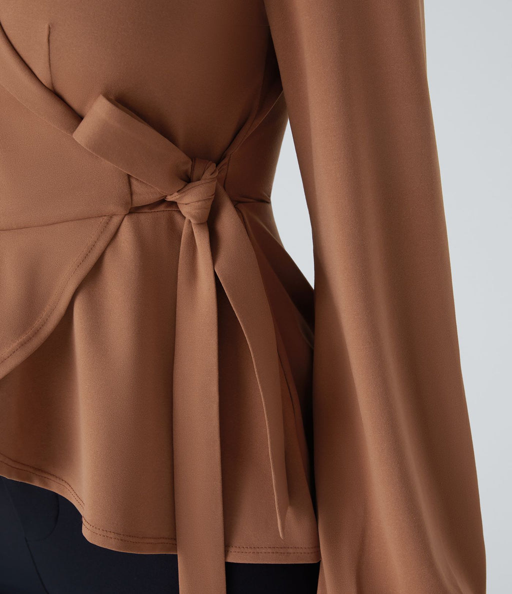 Blouse de travail à col châle, effet cache-cœur, lien sur le côté et ourlet à volants