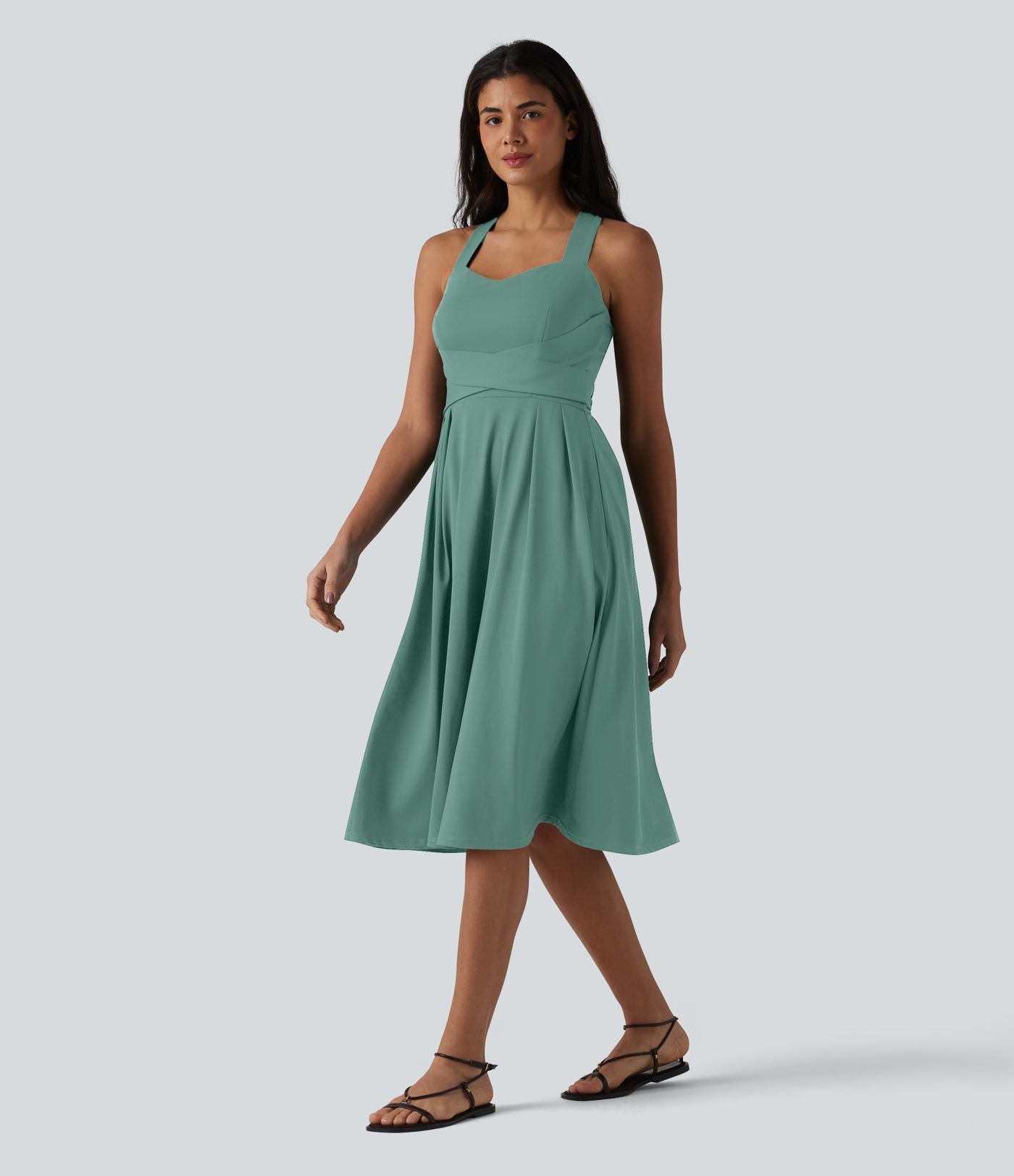 Robe midi fluide sans manches décolleté cœur avec bretelles croisées, nœud dans le dos et poches