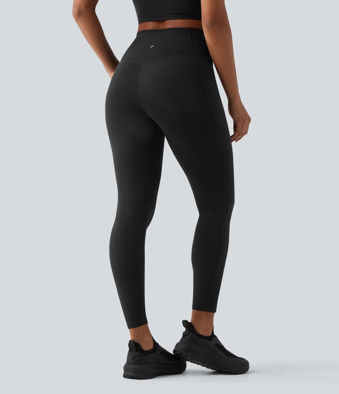 Legging de sport SoftlyZero™ taille haute avec empiècements en dentelle contrastée et poches – UPF 50+