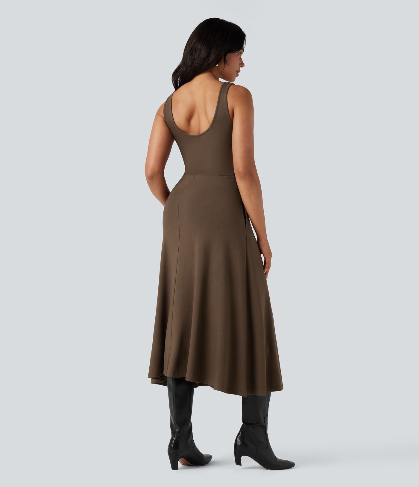 Robe mi-longue fluide col U sans manches avec poches