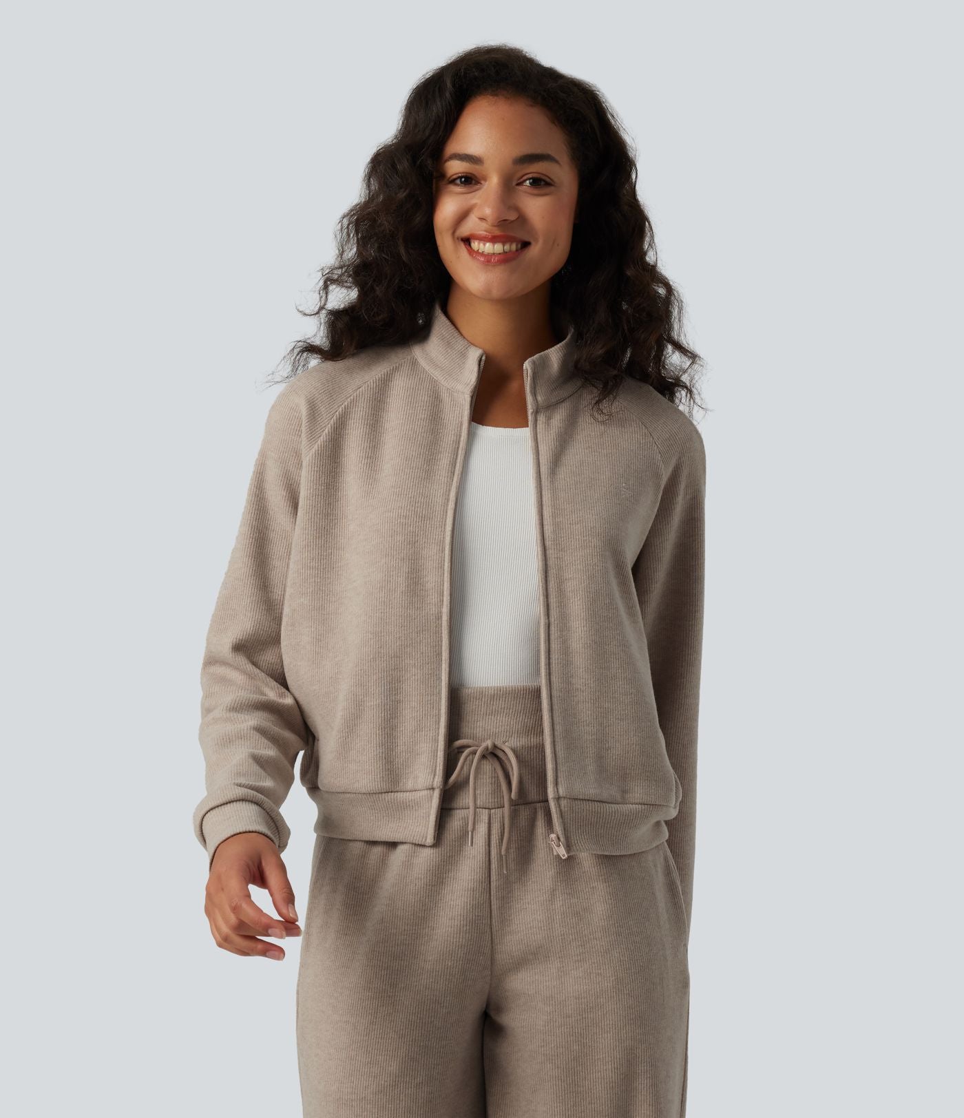 Veste casual côtelée à col montant, manches longues et fermeture zippée avec poches