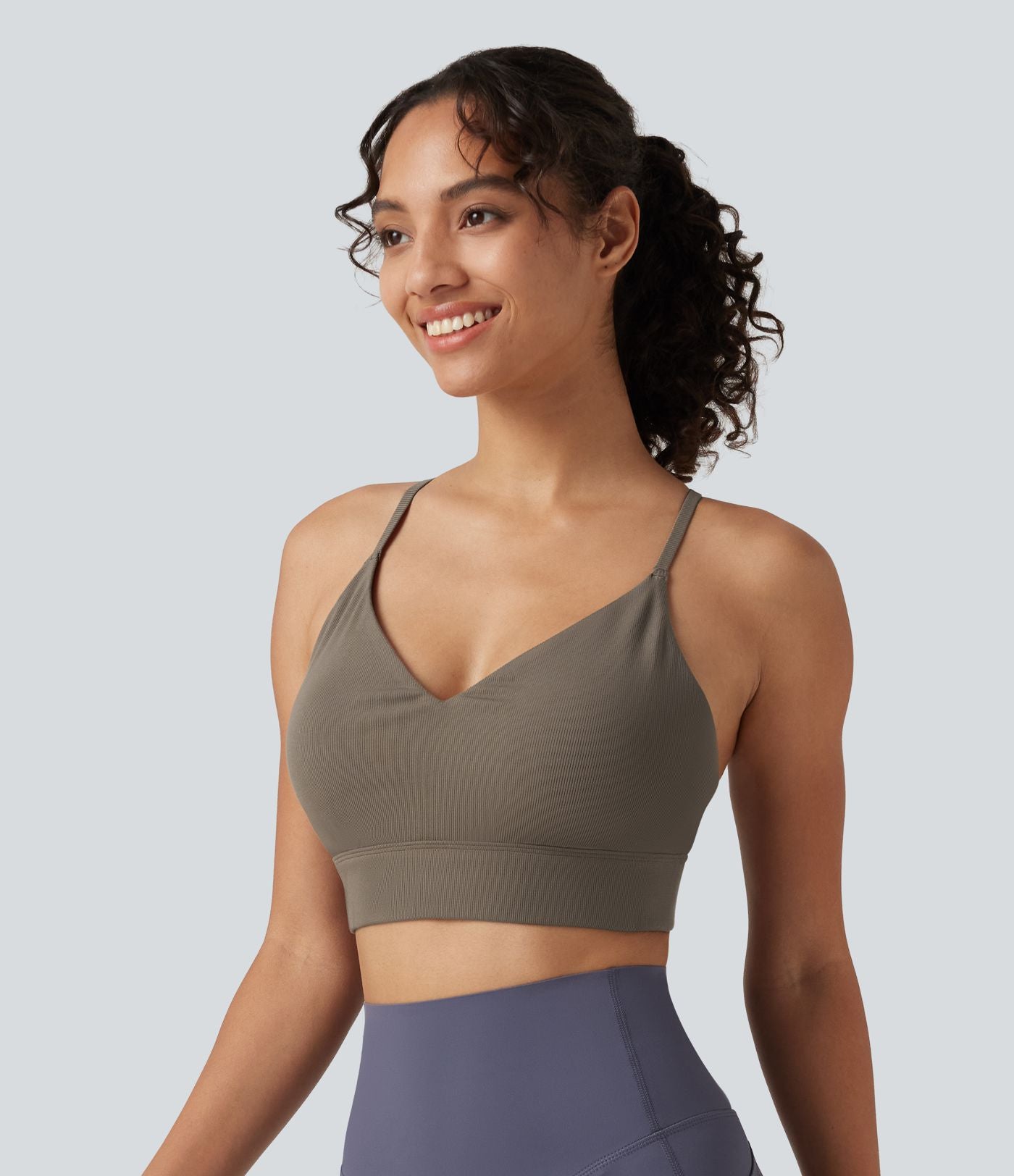 Brassière de yoga côtelée maintien léger à col V avec bretelles croisées et coussinets amovibles