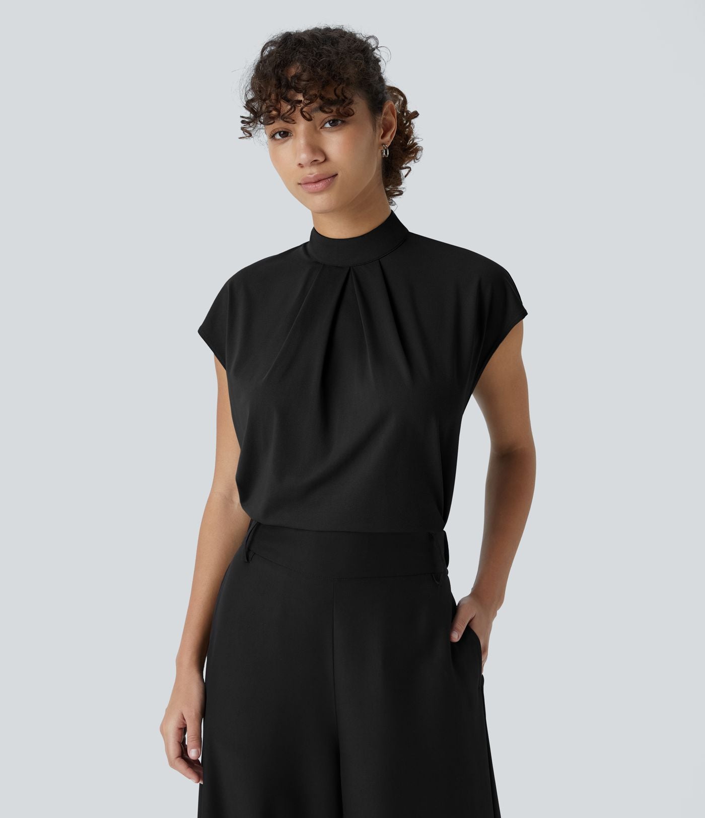 Blouse de Travail à Col Montant Plissée avec Boutons dans le Dos et Manches Courtes