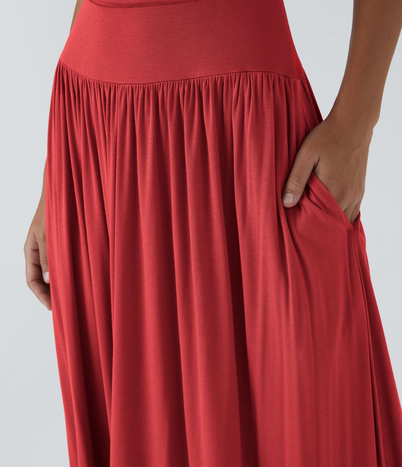 Robe longue à encolure bateau, bretelles asymétriques, côtés froncés et poches