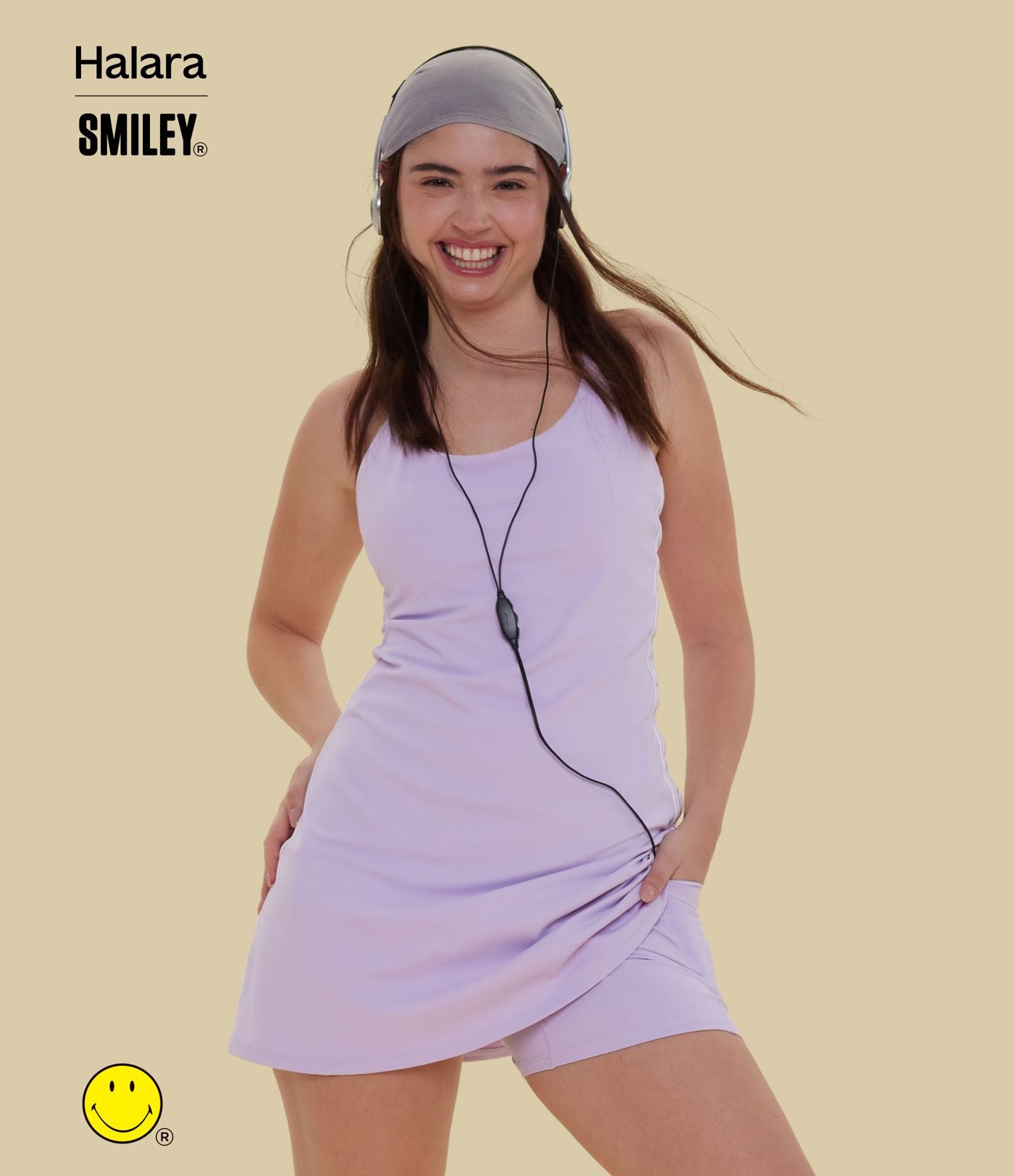Robe sport mini dos ouvert Halara X Smiley® SoftlyZero™ Plush – Édition Easy Peasy
