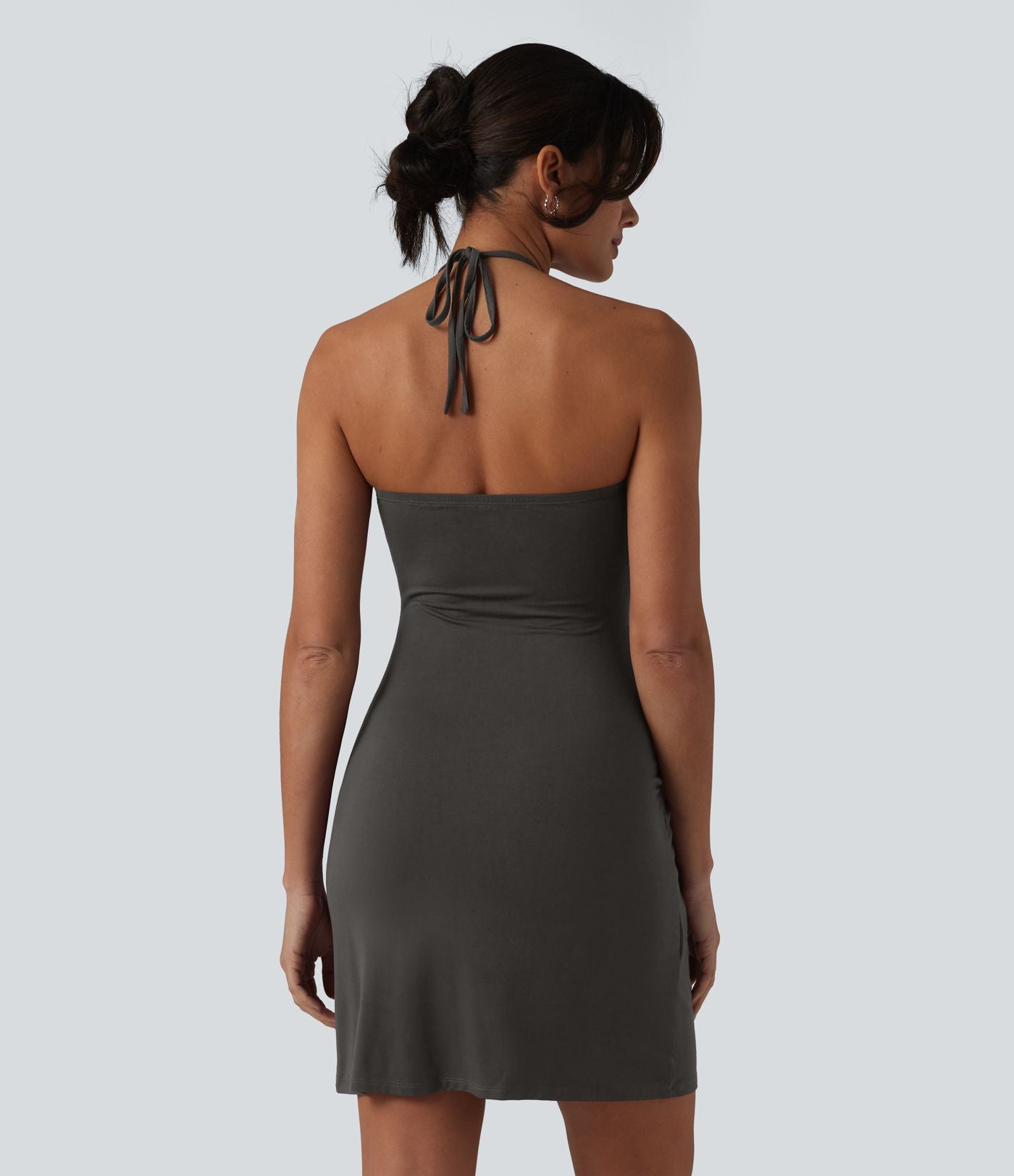Robe resort mini dos nu à col licou avec lien noué dans le dos et poches