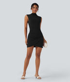 Robe courte moulante col montant sans manches froncée ourlet croisé