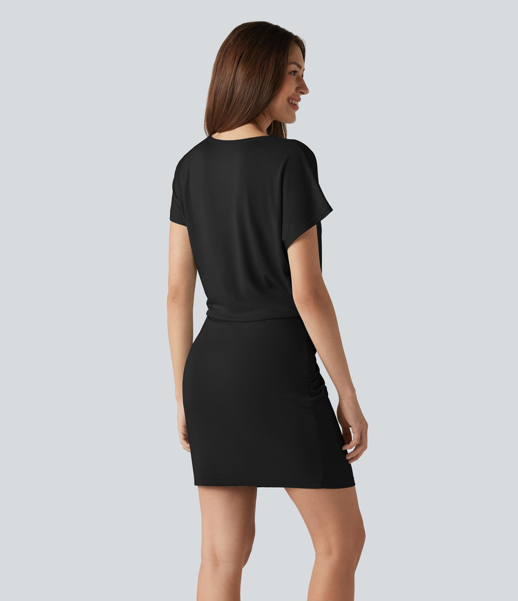 Robe courte moulante col V manches courtes froncée longueur mini allongée