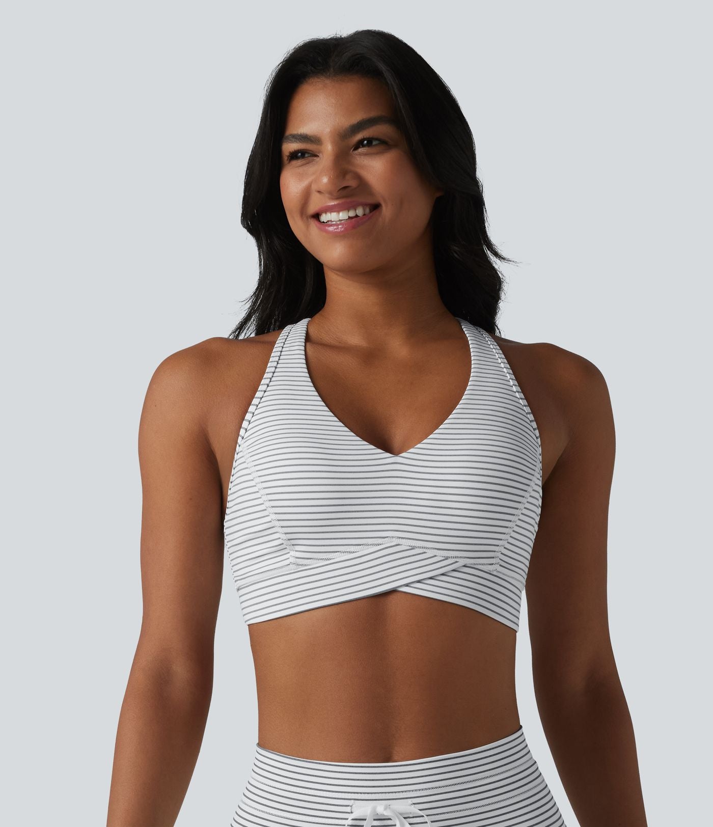 Brassière de sport col V dos nageur maintien moyen à rayures