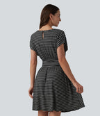 Robe courte fluide col rond manches courtes à rayures avec brassière intégrée et poches
